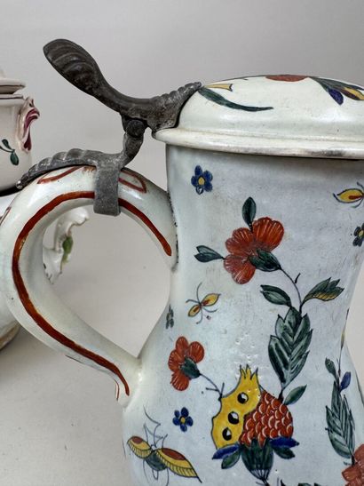 Lot en porcelaine et faïence polychrome et...