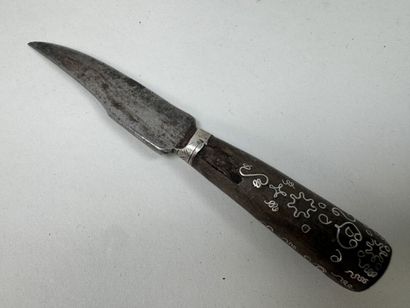 Couteau à incrustation d'argent sur manche...
