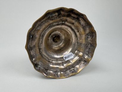 Bougeoir anciennement en bronze argenté.
H....