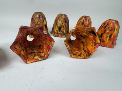Ensemble de sept tulipes en verre marmoréen...