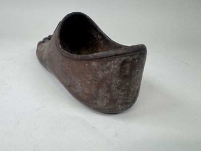 Sabot en bois sculpté en forme de pied à...