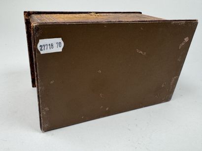 Petit coffret gainé de cuir et estampé à...