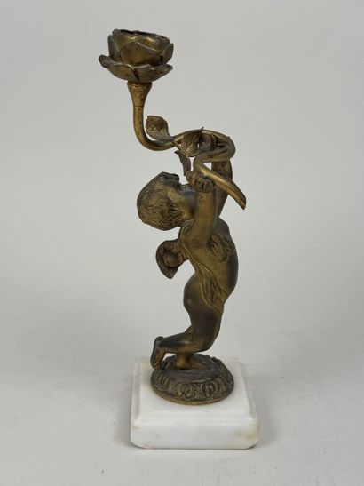 Petit angelot en bronze doré formant bougeoir,...