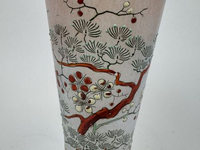 Vase en verre à décor émaillé et polychrome...