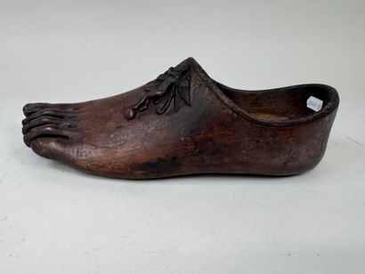 Sabot en bois sculpté en forme de pied à...
