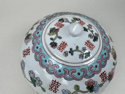 CHINE, XXe.
Pot couvert en porcelaine polychrome...