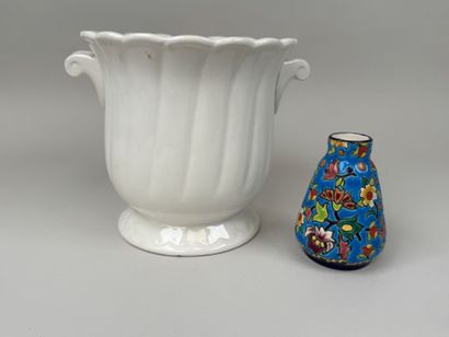 Lot en faïence blanche et polychrome comprenant...