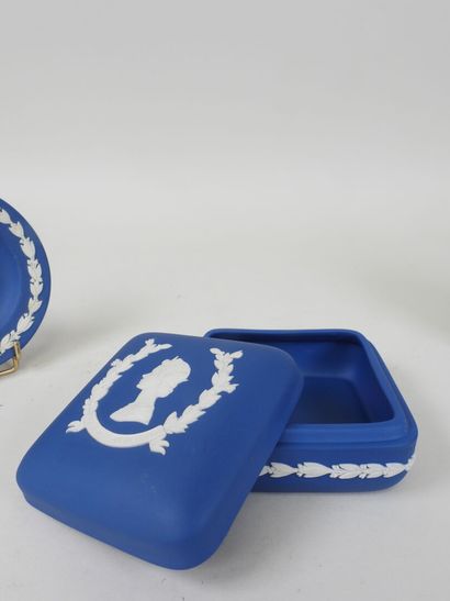 WEDGWOOD.
Lot de trois pièces en porcelaine...