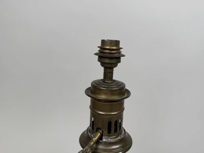 Lampe à pétrole en faïence sur fond vert...