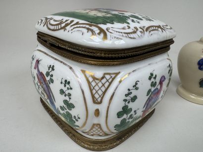 Coffret en porcelaine polychrome et or à...