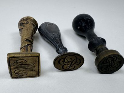 Trois sceaux à cacheter en bronze, métal...