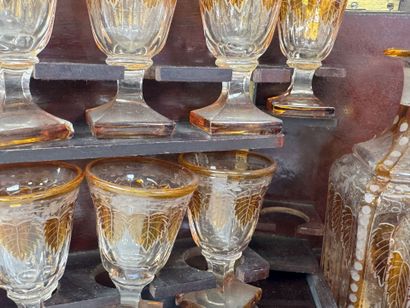 Cave à liqueur Napoléon III en bois et marqueterie...