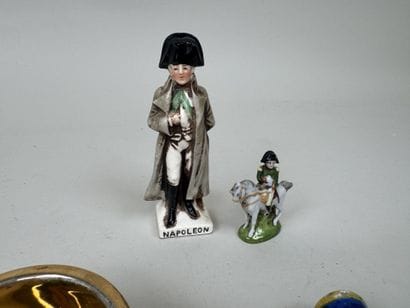 Lot en faïence et porcelaine polychrome comprenant...