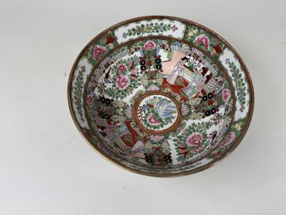 ASIE, XXe.
Grande jatte circulaire en porcelaine...
