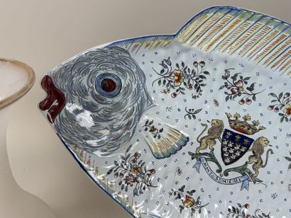 DESVRES.
Grand plat en faïence polychrome...