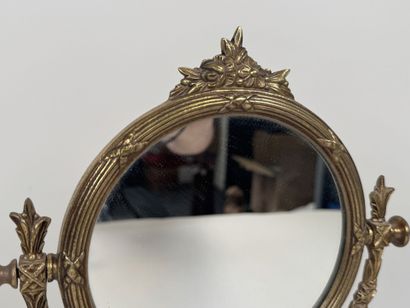Petit miroir psyché en métal doré à décor...
