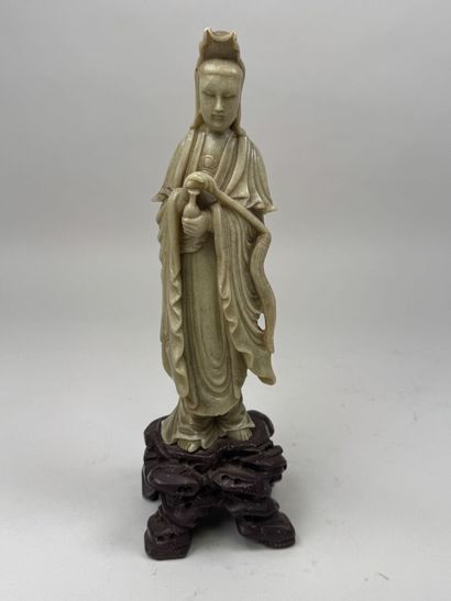 CHINE, XXe.
Personnage aux instruments.
Sujet...