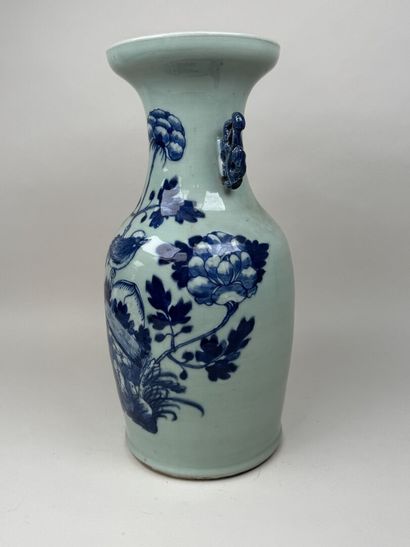 CHINE, XXe.
Grand vase balustre en porcelaine...