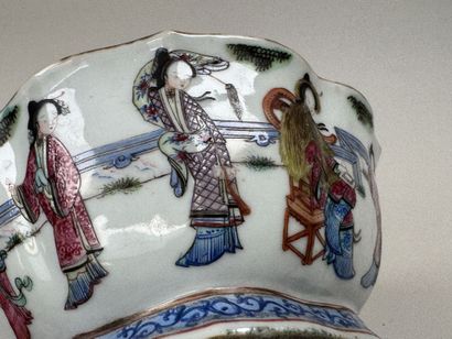 ASIE, XXe.
Coupe circulaire sur talon en...