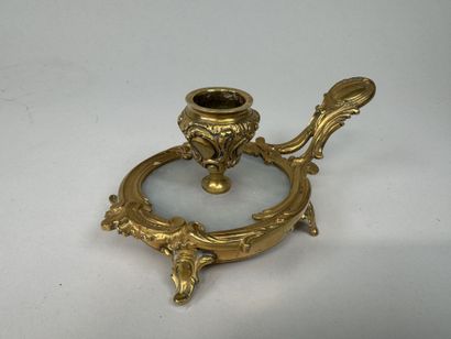 Petit bougeoir à main en bronze doré et ciselé...