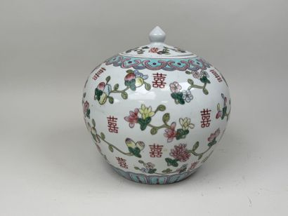 CHINE, XXe.
Pot couvert en porcelaine polychrome...