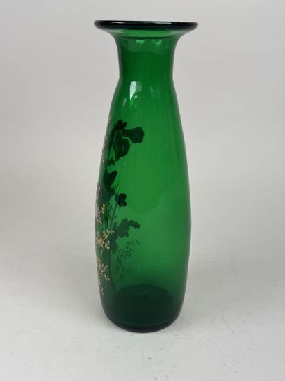 Vase en verre coloré vert à décor émaillé...