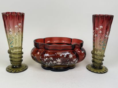 Paire de vases et jardinière en verre coloré...