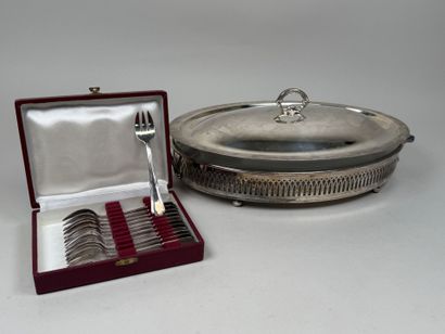 Grand plat de service en métal argenté ajouré...