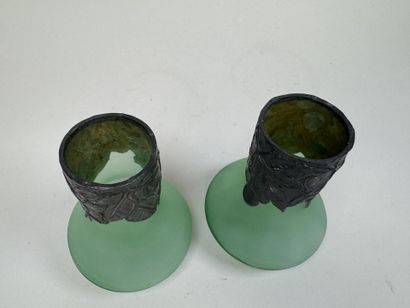Paire de petits vases en verre coloré vert,...