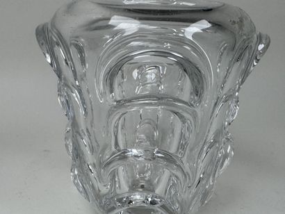 Vase en cristal moulé et pressé à décor en...