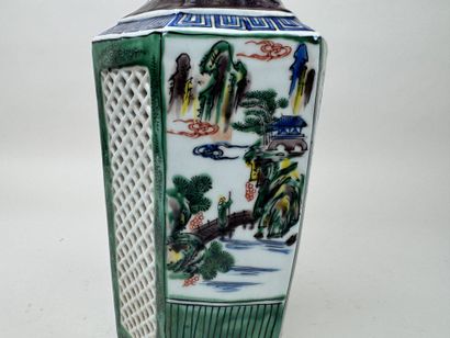 JAPON, XXe.
Vase en porcelaine ajourée et...