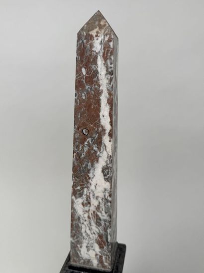 Obélisque en marbre veiné.
H. 43,5 cm.