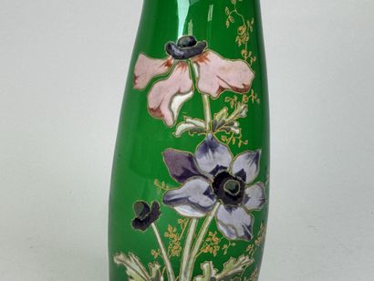 Vase en verre coloré vert à décor émaillé...