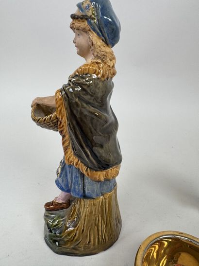 Lot en faïence et porcelaine polychrome comprenant...