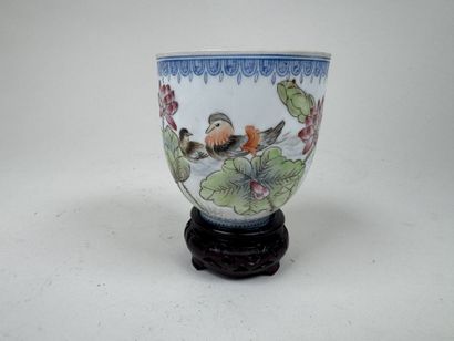 ASIE, XXe.
Petit bol ou tasse en porcelaine...