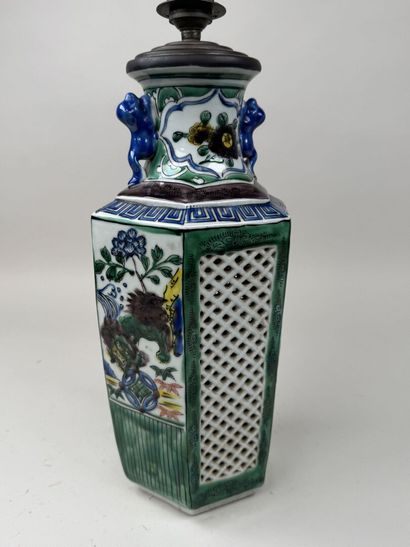 JAPON, XXe.
Vase en porcelaine ajourée et...
