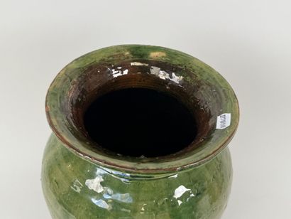 Important vase en grès émaillé sur fond vert.
Marque...