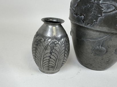 IRMAN (XXe). 
Petit vase en étain à décor...