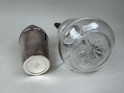 Lot comprenant :
- un shaker en métal argenté.
Travail...