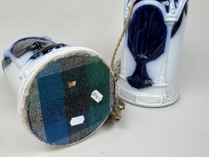 Paire de pieds de lampe en porcelaine bleu...