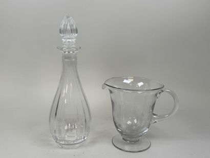 Carafe et broc à eau en verre moulé et pressé.
H....