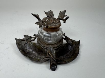 Petit encrier de bureau en régule sculpté...