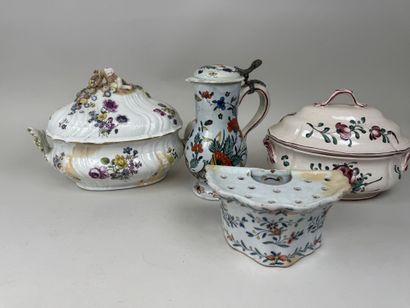 Lot en porcelaine et faïence polychrome et...