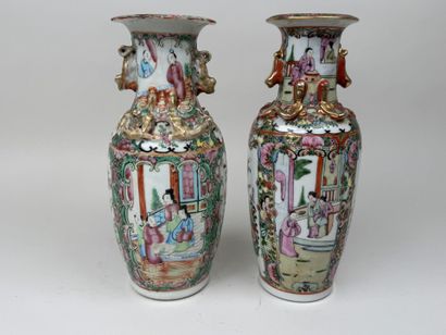 CHINE, CANTON, XXe.
Deux vases en porcelaine...