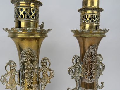 INDICHIEN, XXe.
Paire de lampes en laiton...
