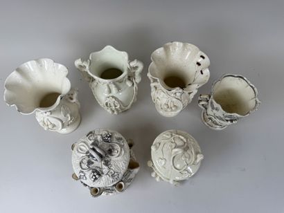 LANGEAIS.
6 pièces de forme en faïence crème...