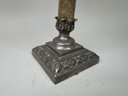 Lampe à pétrole en régule, le fut en marbre,...