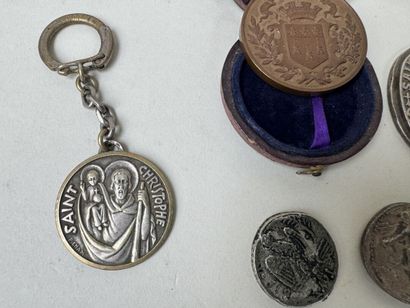Lot d'une vingtaine de médailles, pièces...