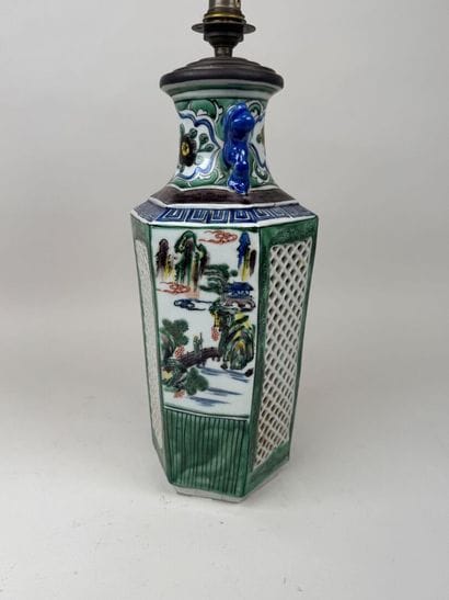 JAPON, XXe.
Vase en porcelaine ajourée et...