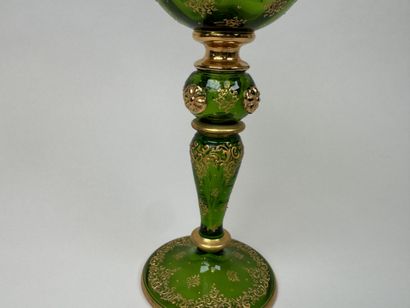 Verre calice en cristal coloré à décor émaillé...